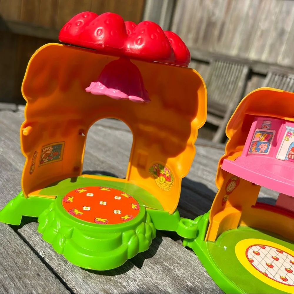 Vintage 80’s Strawberry Shortcake Toy House‎ with accessories 1981
